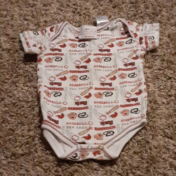 NEW Atlanta Braves Baby Romper Creeper Size 6//9M 6//9 Mo Boys Girls Bodysuit